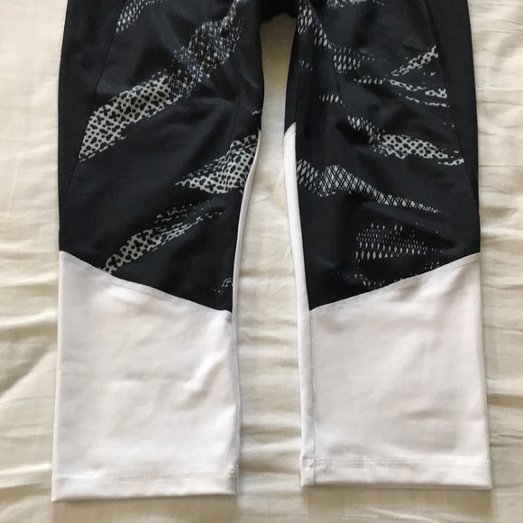 NWOT ATHLETIC WORKS DriWorks Black Gray White Crop Workout Pants Leggings Sz M - Picture 5 of 10